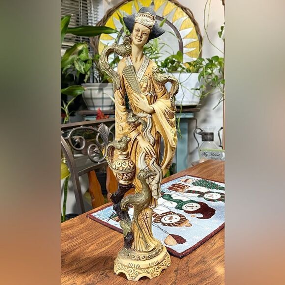 Faux ivory statue of a Geisha - Picture 1 of 15